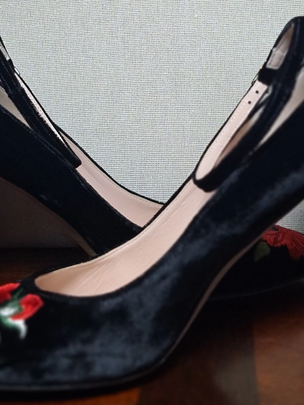 kate spade Black Velvet Grove Block Heels with Red Floral Embroidery Sz 8 Italy